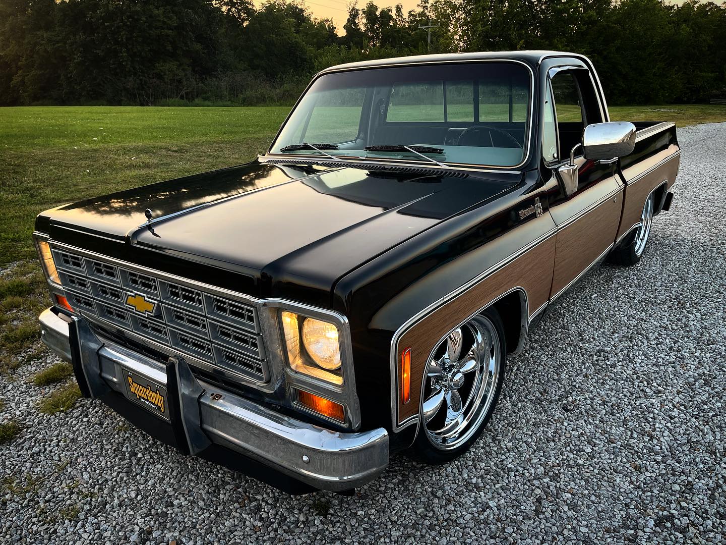 Cruising in Style with this Classic Chevy C/K Squarebody Truck 🖤